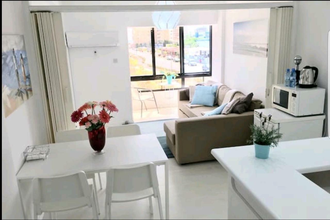 Bettys 1Br Seafront Apt Ларнака Экстерьер фото