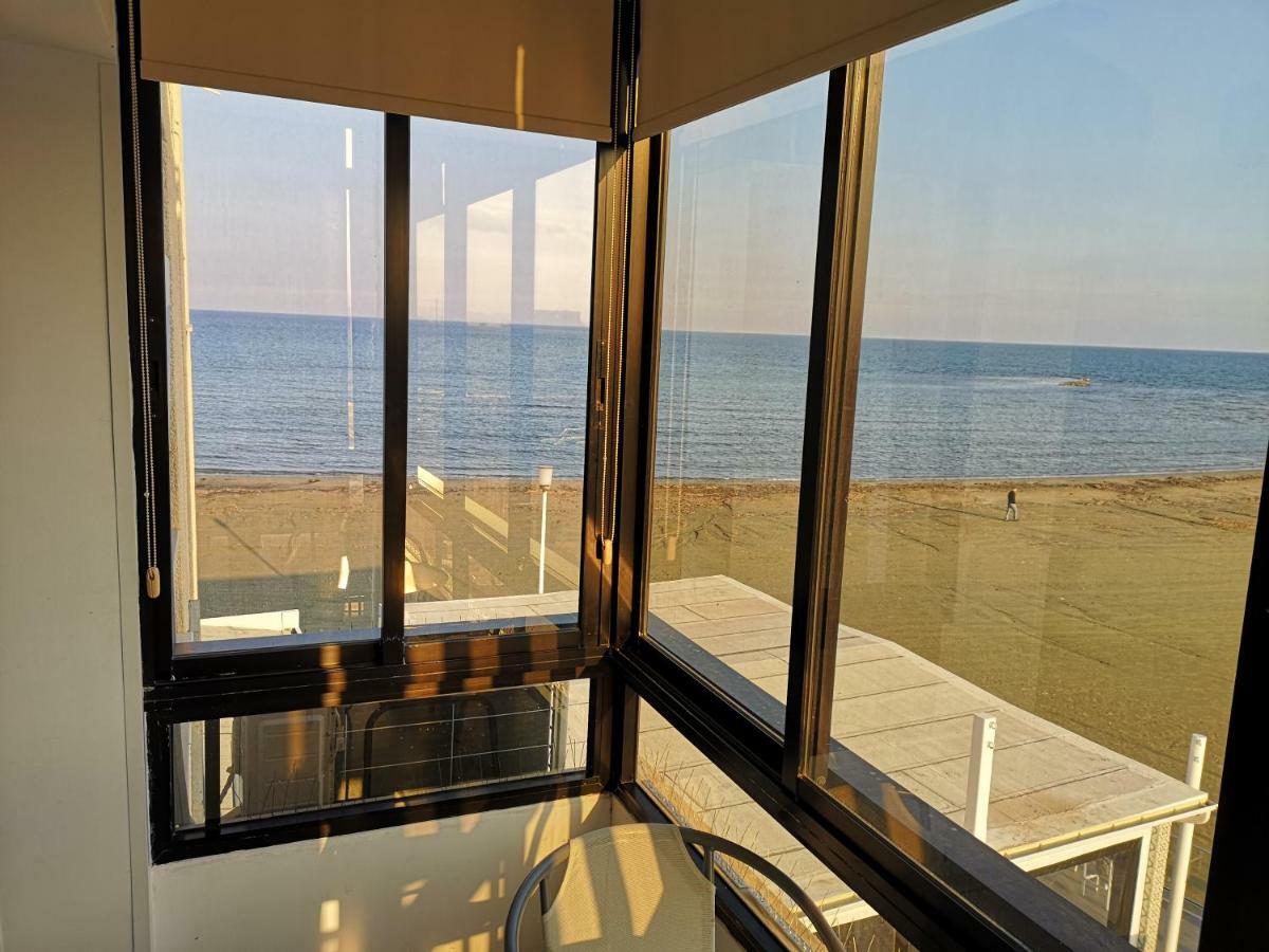 Bettys 1Br Seafront Apt Ларнака Экстерьер фото
